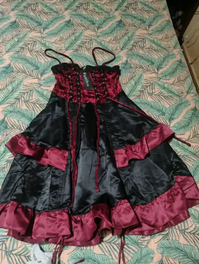 Vestido corsé gótico negro y burdeos - miniatura 2