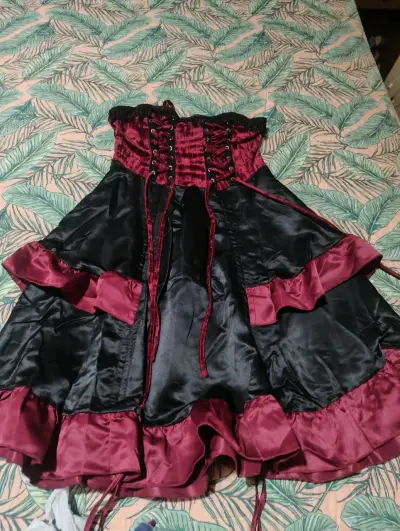 Vestido corsé gótico negro y burdeos - miniatura 4