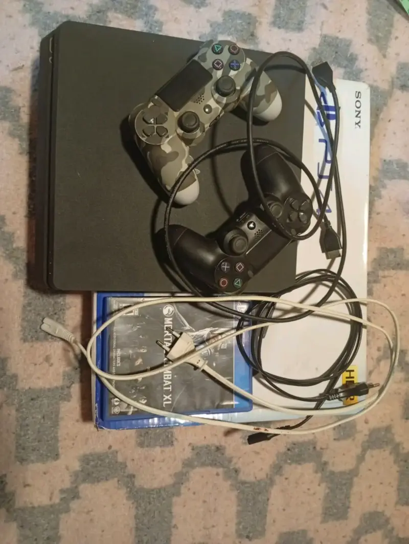 Consola PS4 con dos controles y juego