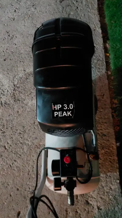 Compresor de aire Bauker 24L en buen estado - miniatura 2