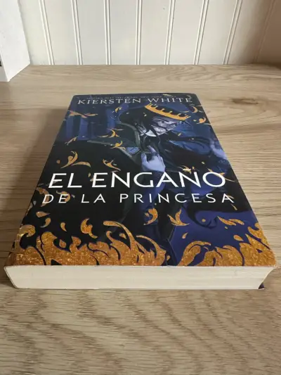 Libro 'El Engaño de la Princesa' de Kiersten White - miniatura 2