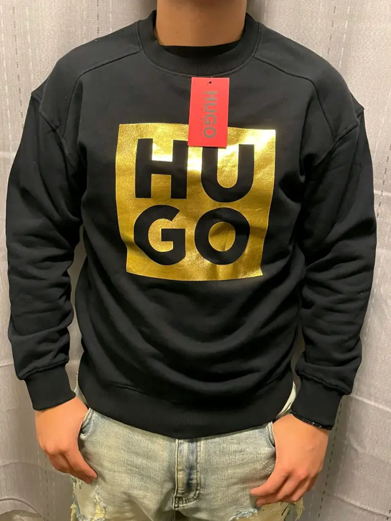 Polerón negro Hugo Boss con logo dorado