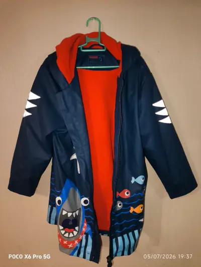 Chaqueta infantil impermeable con diseño de tiburón - miniatura 1