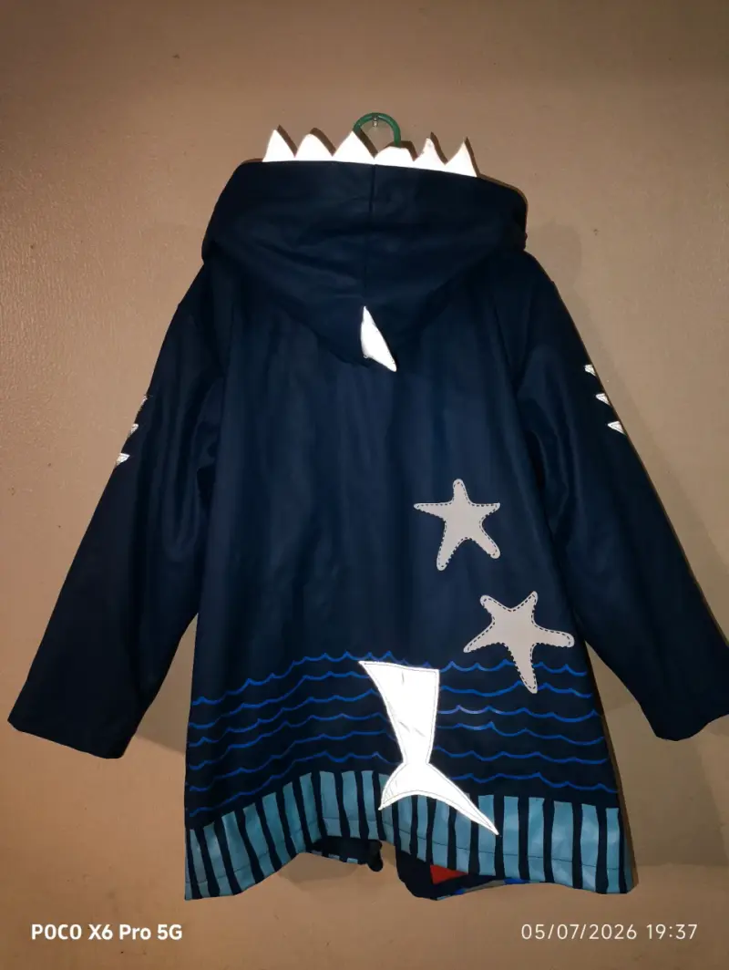 Chaqueta infantil impermeable con diseño de tiburón - 3