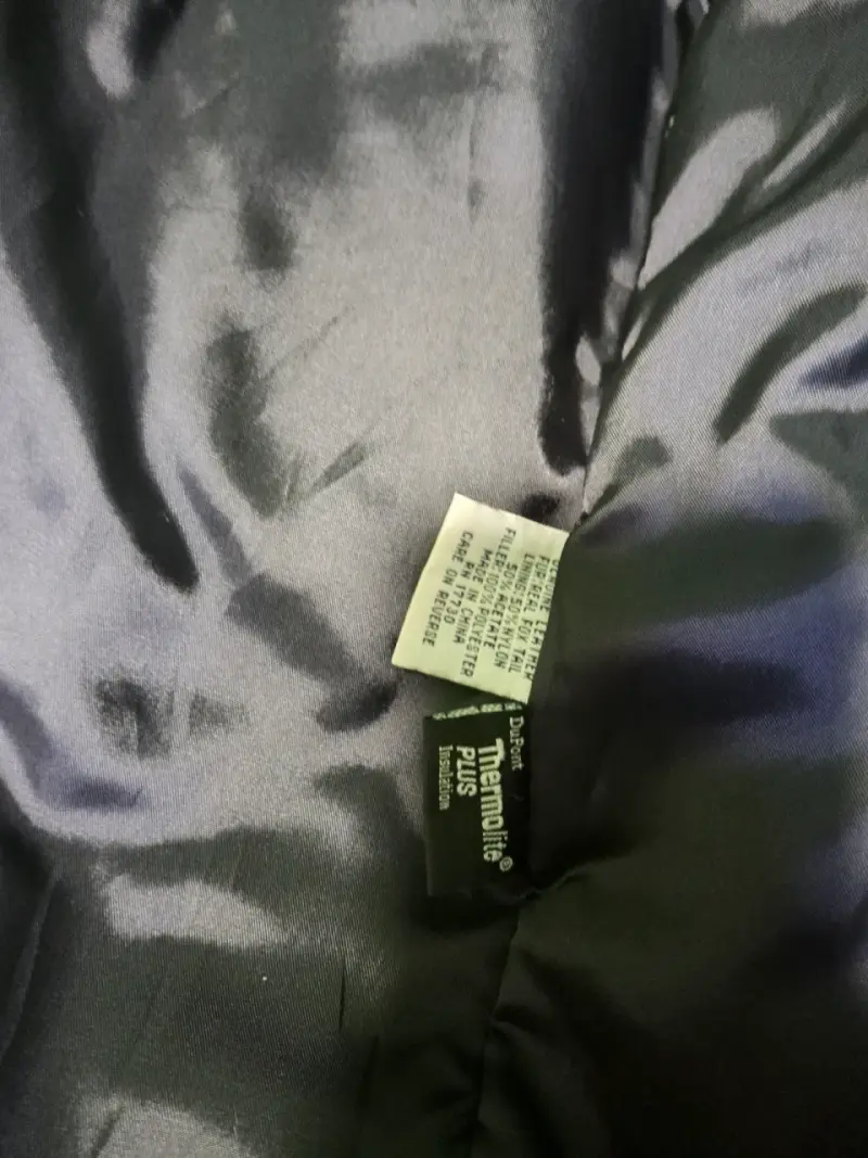 Abrigo de cuero negro con capucha de piel - 4