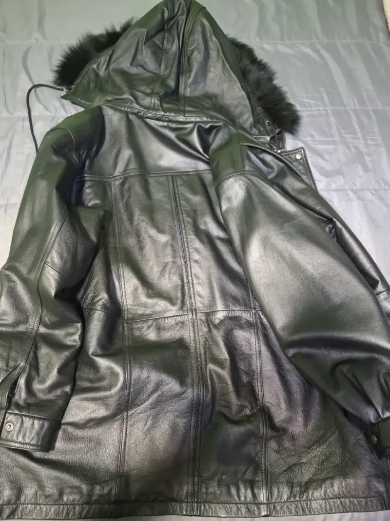 Abrigo de cuero negro con capucha de piel - 6