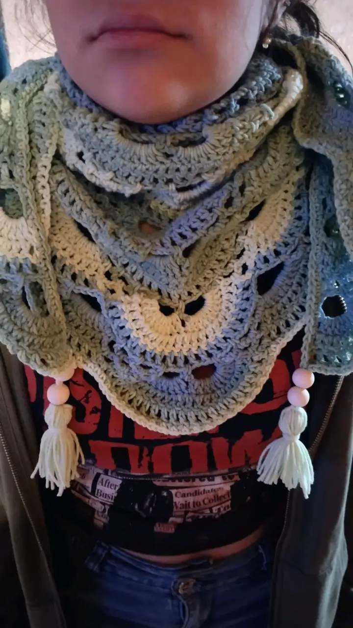 Chal tejido a crochet con borlas decorativas