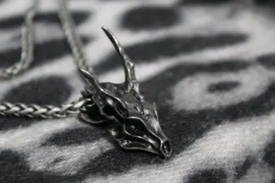Collar con colgante de calavera de dragón - miniatura 2