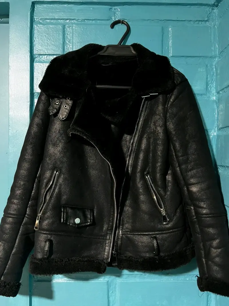 Chaqueta de cuero negra con forro de piel