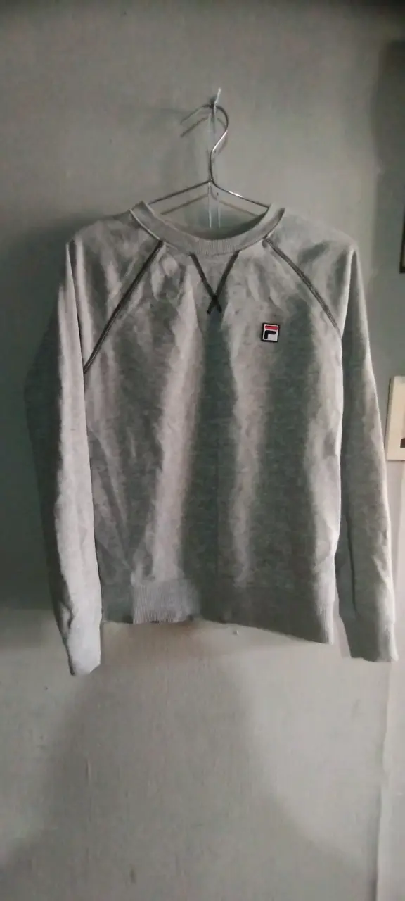 Polerón gris marca Fila para mujer