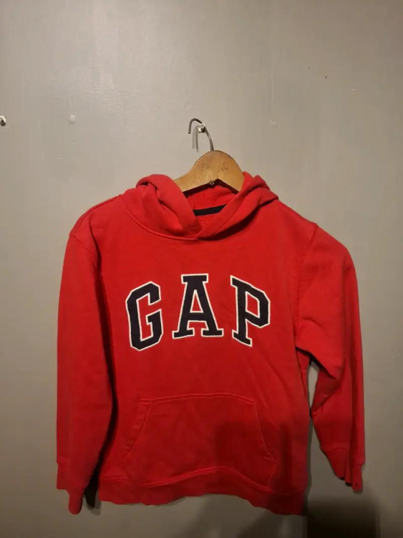 Polerón rojo GAP con capucha