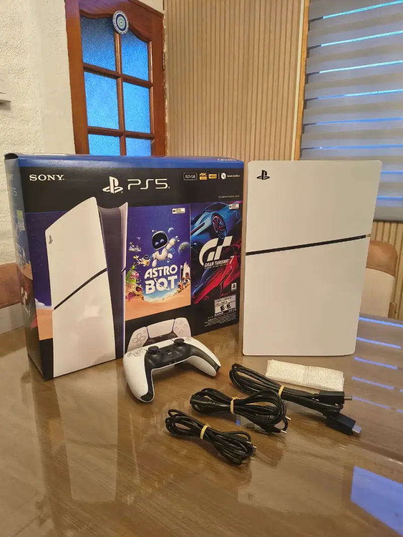 Consola Sony PlayStation 5 con control y cables - 2
