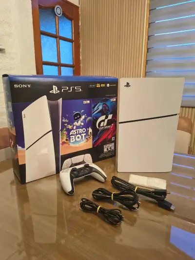 Consola Sony PlayStation 5 con control y cables - miniatura 2