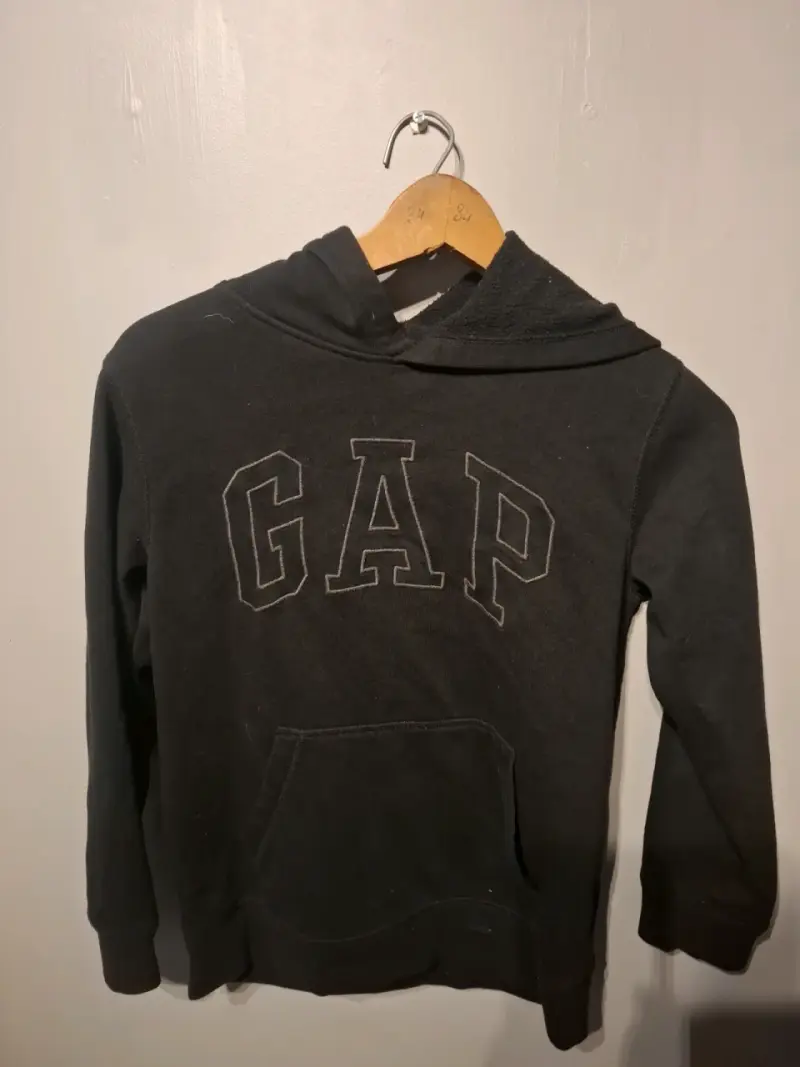 Polerón negro GAP con capucha