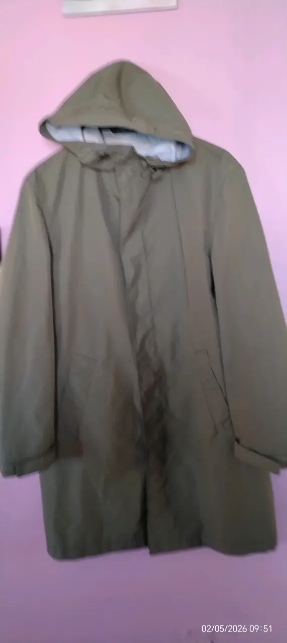 Abrigo impermeable verde con capucha Zara - 2