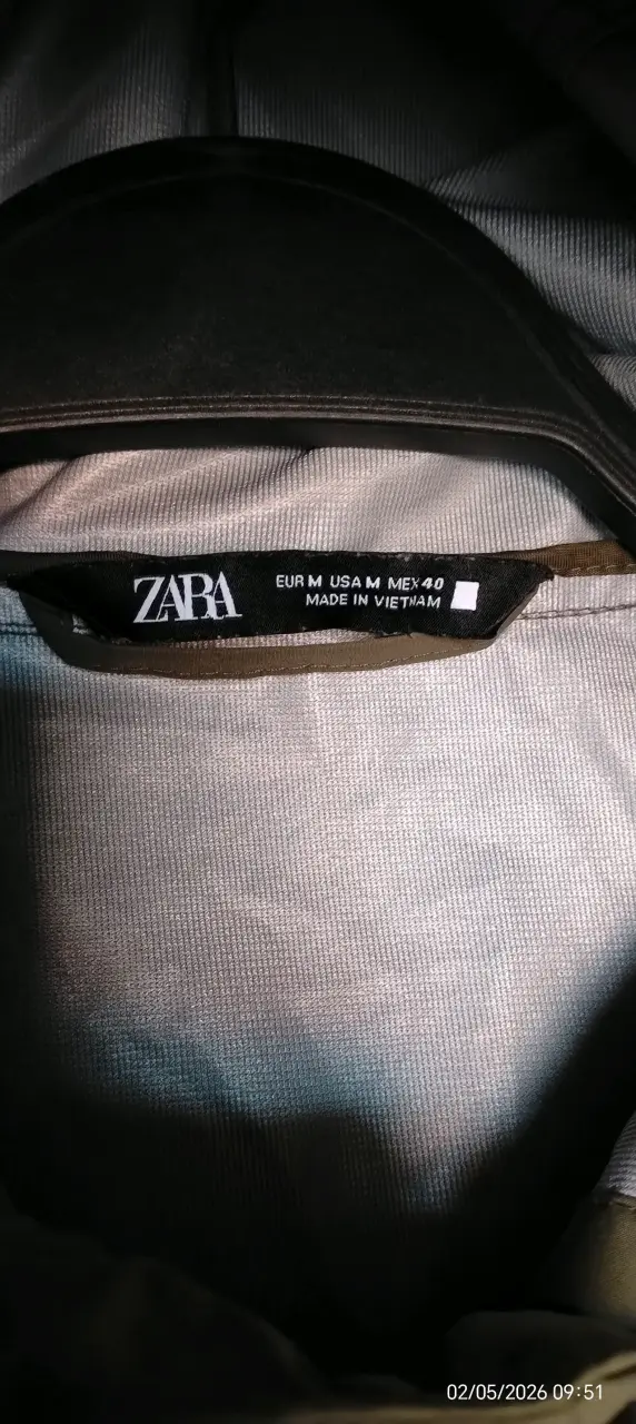Abrigo impermeable verde con capucha Zara - 4