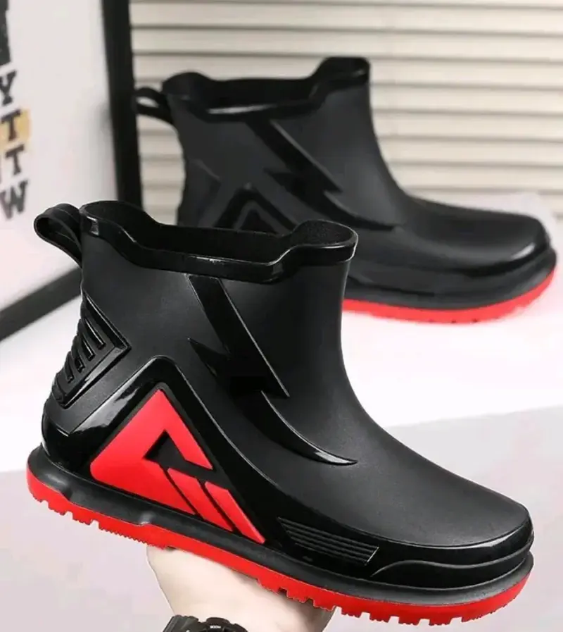 Botas impermeables unisex negras con suela roja
