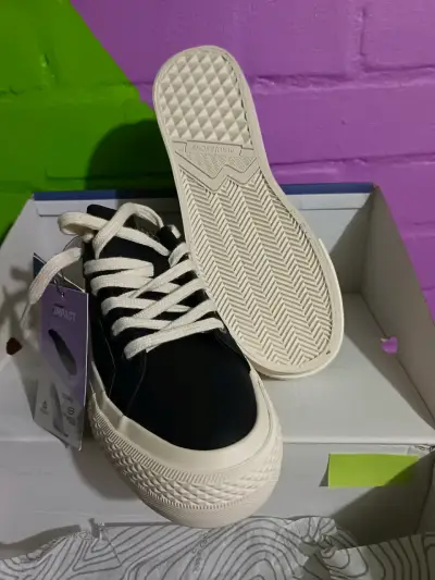 Zapatillas negras de lona con suela gruesa - miniatura 1