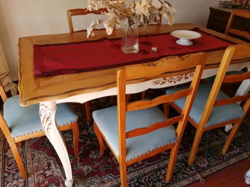 Juego de comedor vintage de madera tallada