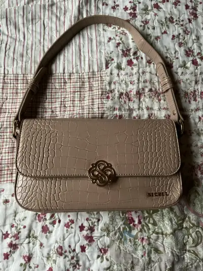 Cartera beige con textura de cocodrilo Secret - miniatura 1