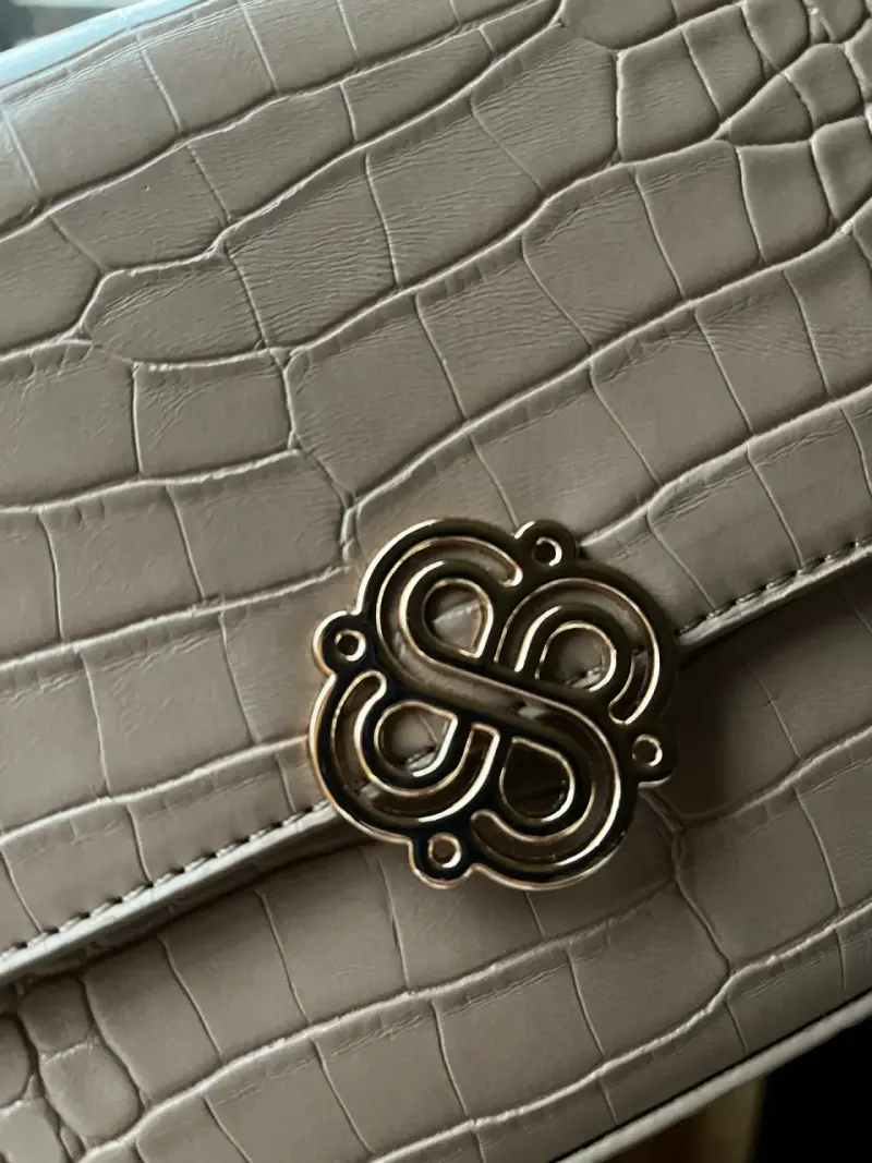 Cartera beige con textura de cocodrilo Secret - 3