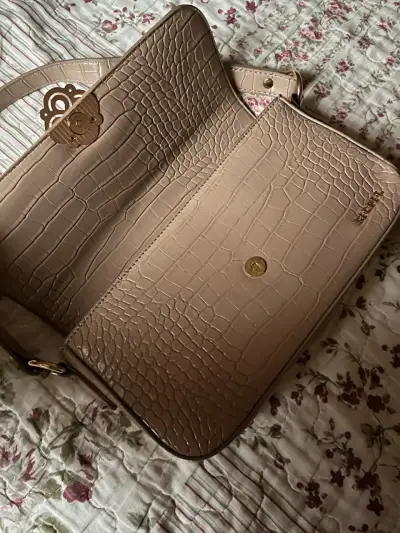 Cartera beige con textura de cocodrilo Secret - miniatura 4