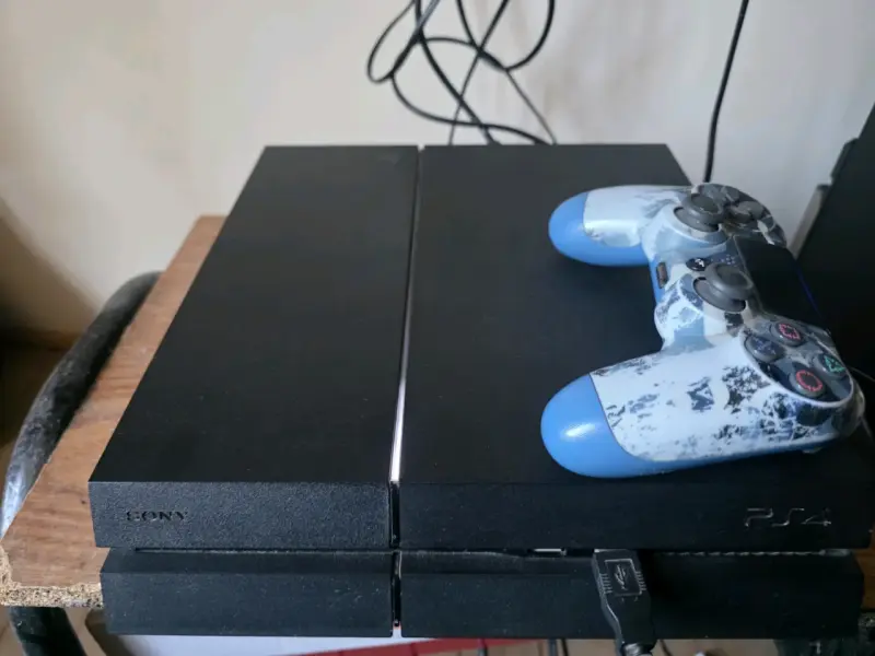 Consola Sony PS4 (con control no es original ) - 4