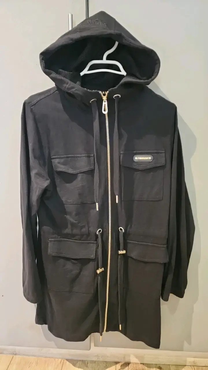 Poleron negro con capucha