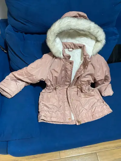 Abrigo infantil rosado con capucha de piel - miniatura 1