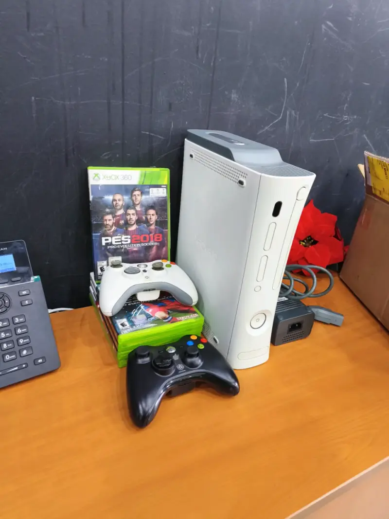 Consola Xbox 360 con controles y juegos - 1