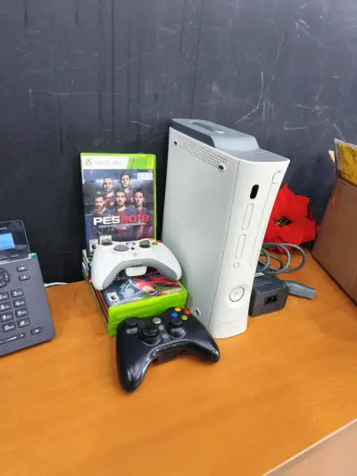 Consola Xbox 360 con controles y juegos - miniatura 1