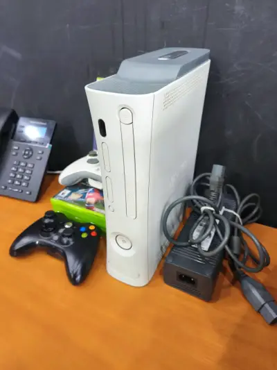 Consola Xbox 360 con controles y juegos - miniatura 2