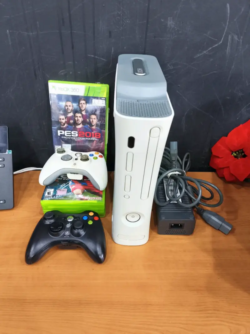 Consola Xbox 360 con controles y juegos - 3