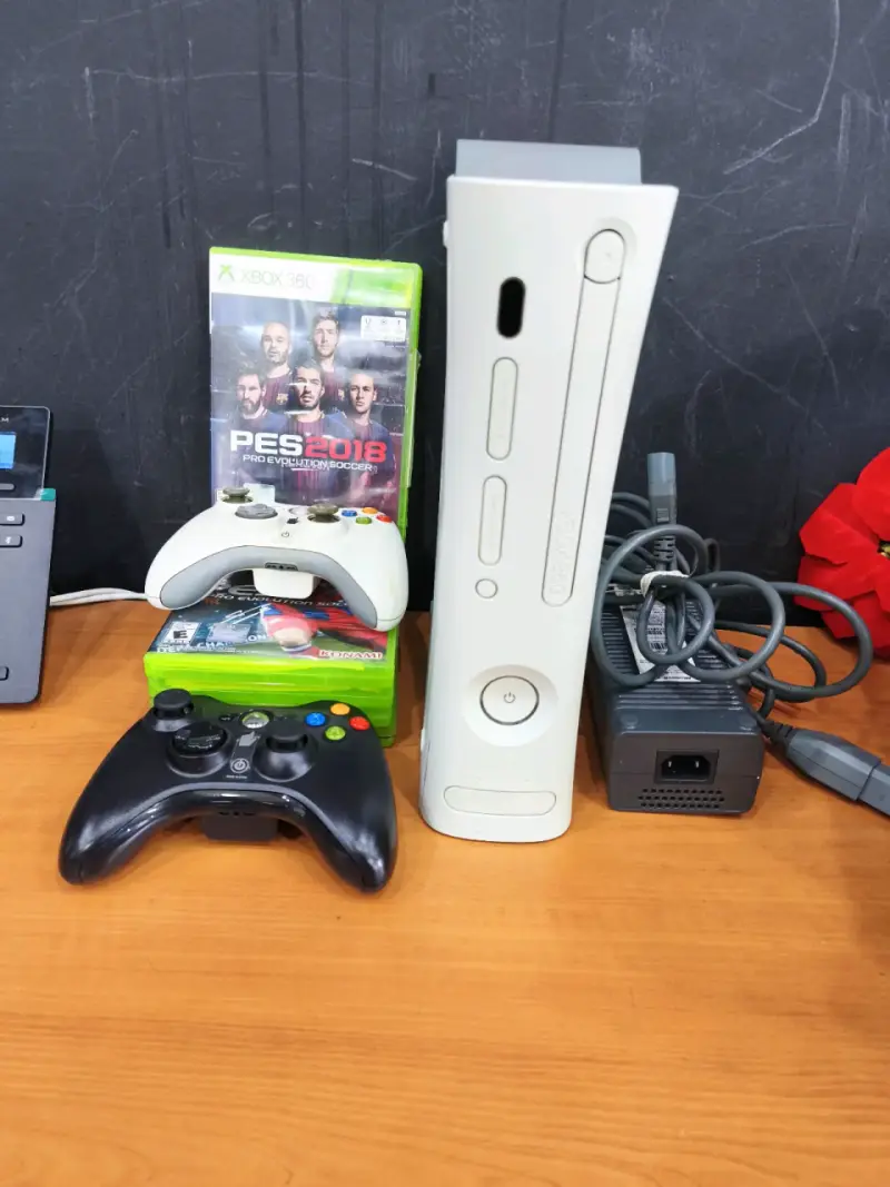 Consola Xbox 360 con controles y juegos - 4