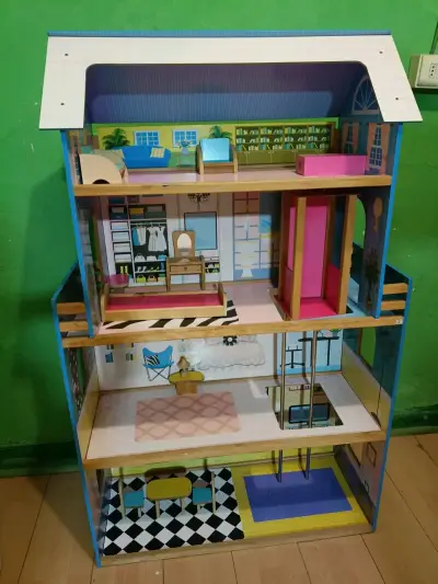 Casa de muñecas de madera de tres pisos - miniatura 1