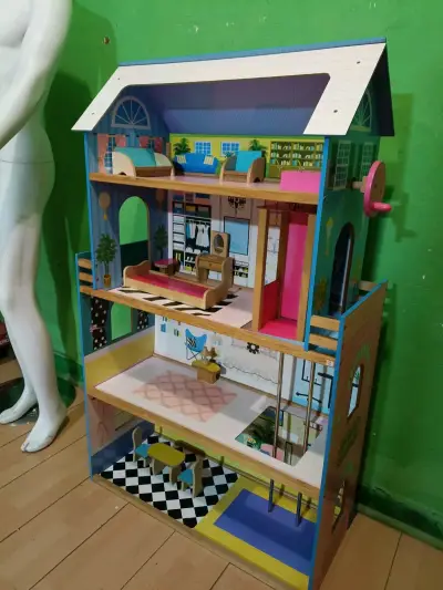Casa de muñecas de madera de tres pisos - miniatura 2