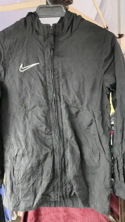 Chaqueta cortaviento Nike negra - miniatura 2