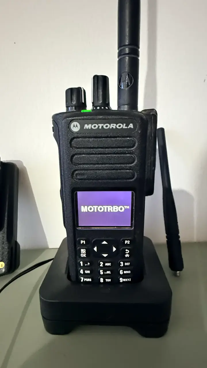 Radio Motorola MOTOTRBO con cargador