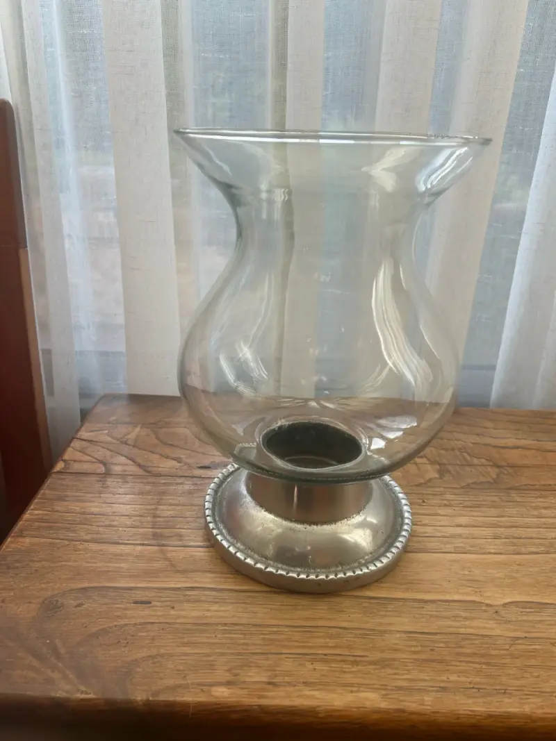 Portavelas de vidrio con base de peltre