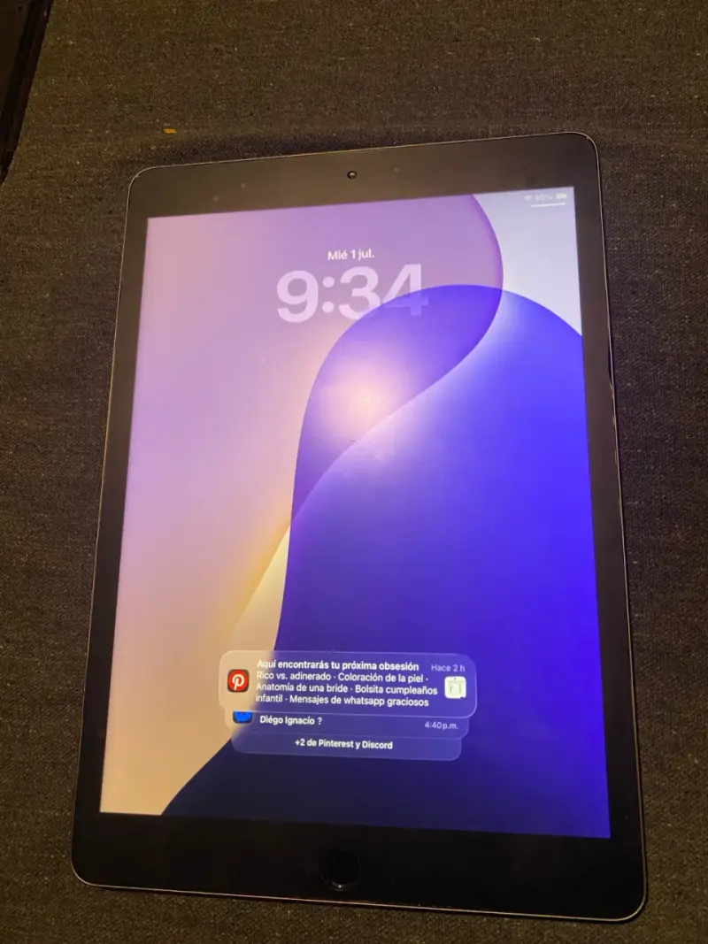 iPad 8th gen 128gb Apple con funda - 2