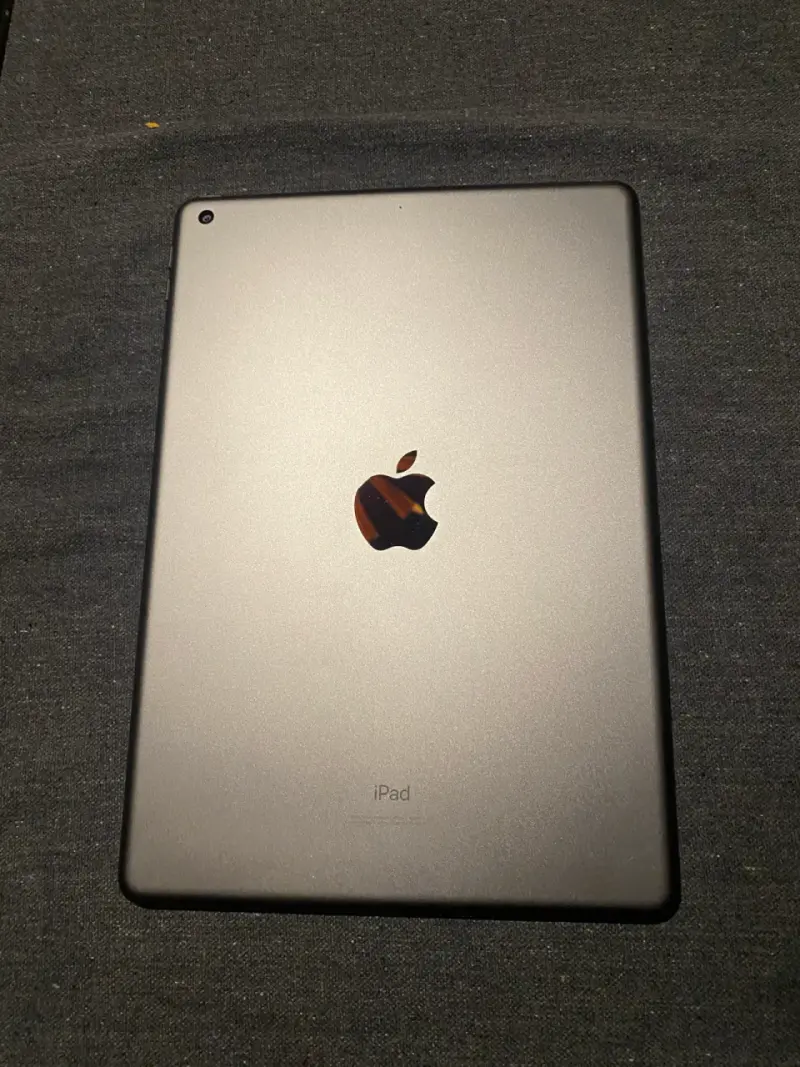 iPad 8th gen 128gb Apple con funda - 3