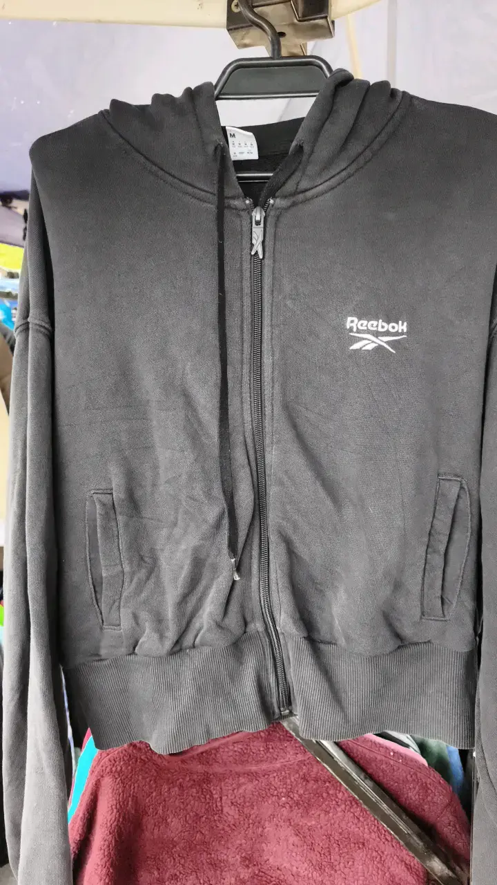Polerón Reebok negro con capucha - 1
