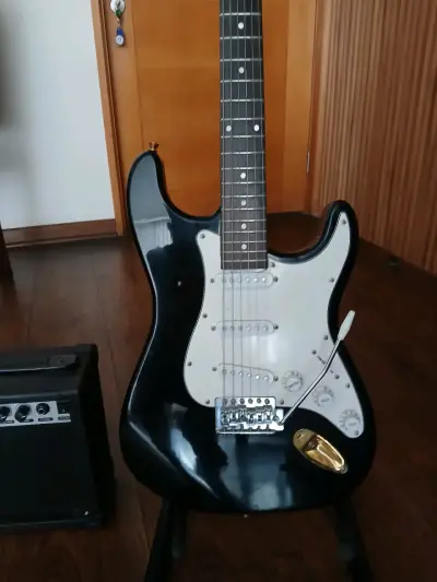 Guitarra eléctrica Stratocaster negra con amplificador - miniatura 1
