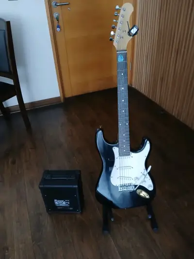 Guitarra eléctrica Stratocaster negra con amplificador - miniatura 3