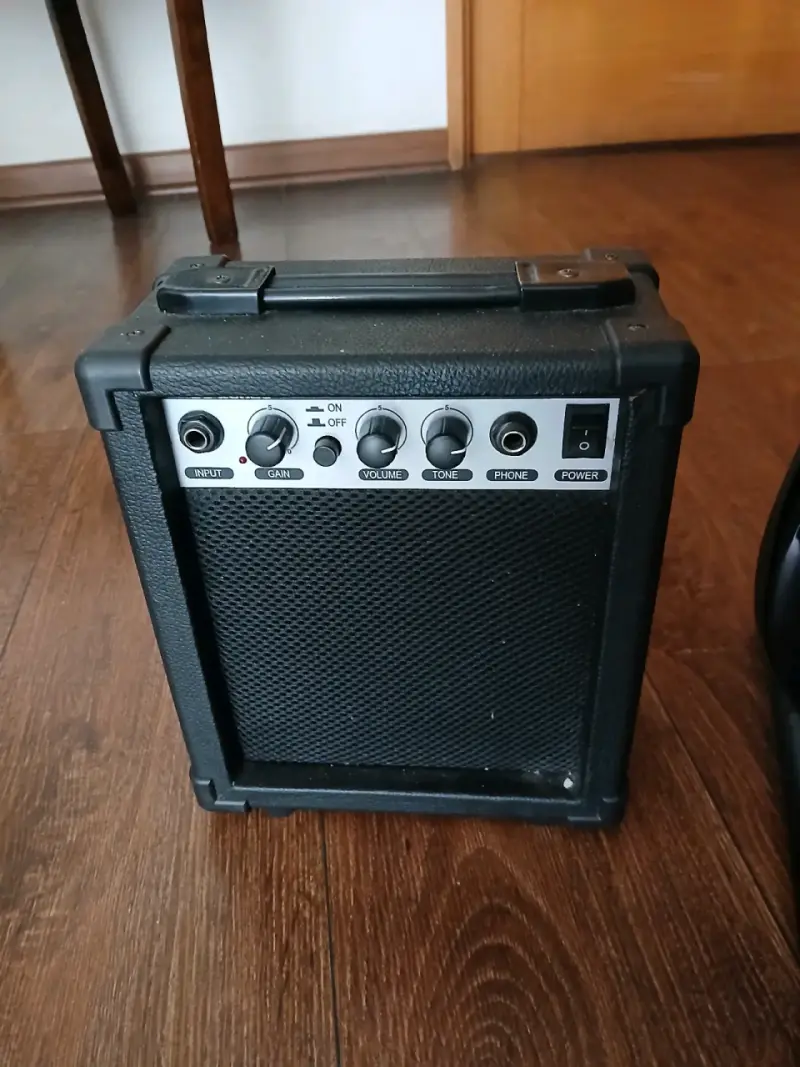 Guitarra eléctrica Stratocaster negra con amplificador - 4