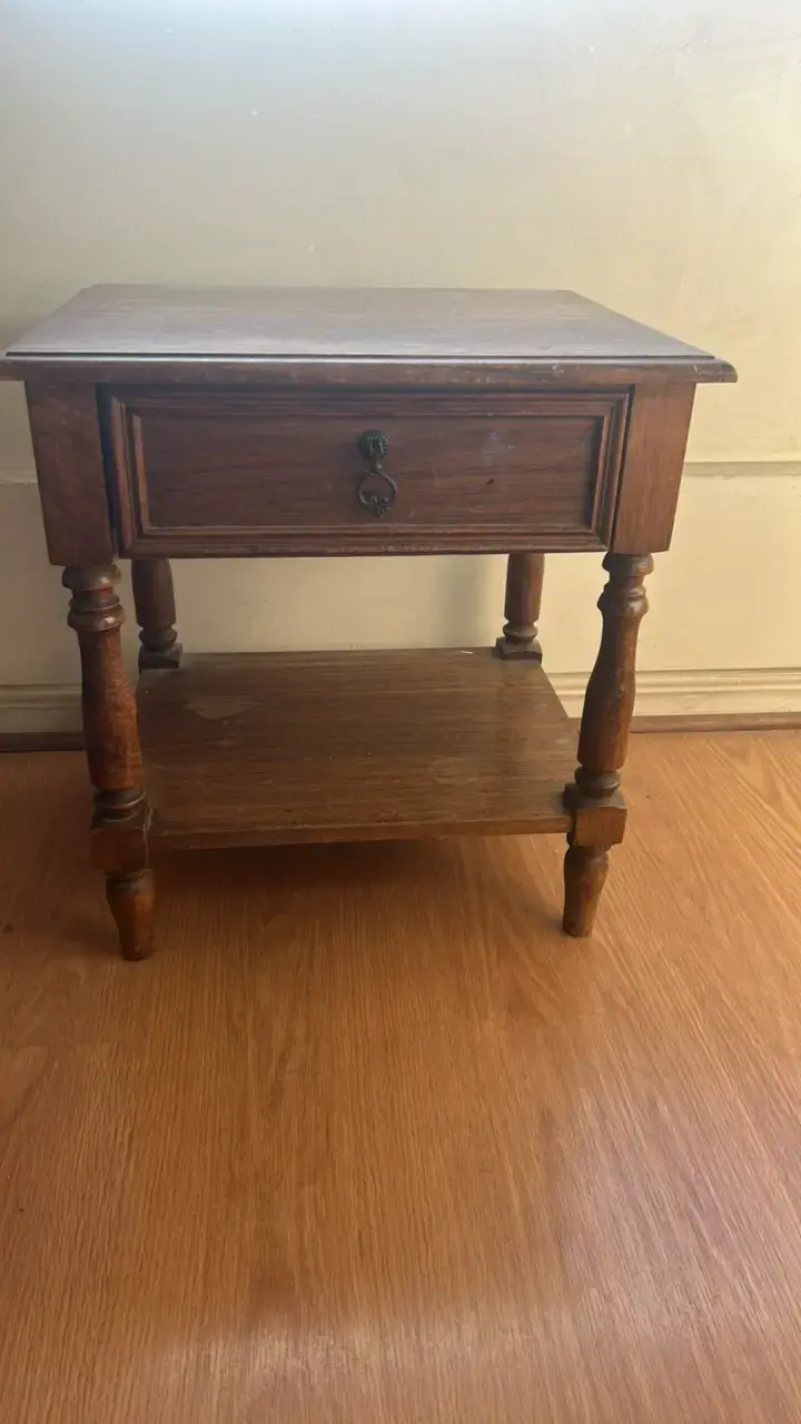 Mesa de noche de madera vintage con cajón