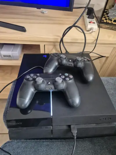 Consola PlayStation 4 con dos controles - miniatura 1