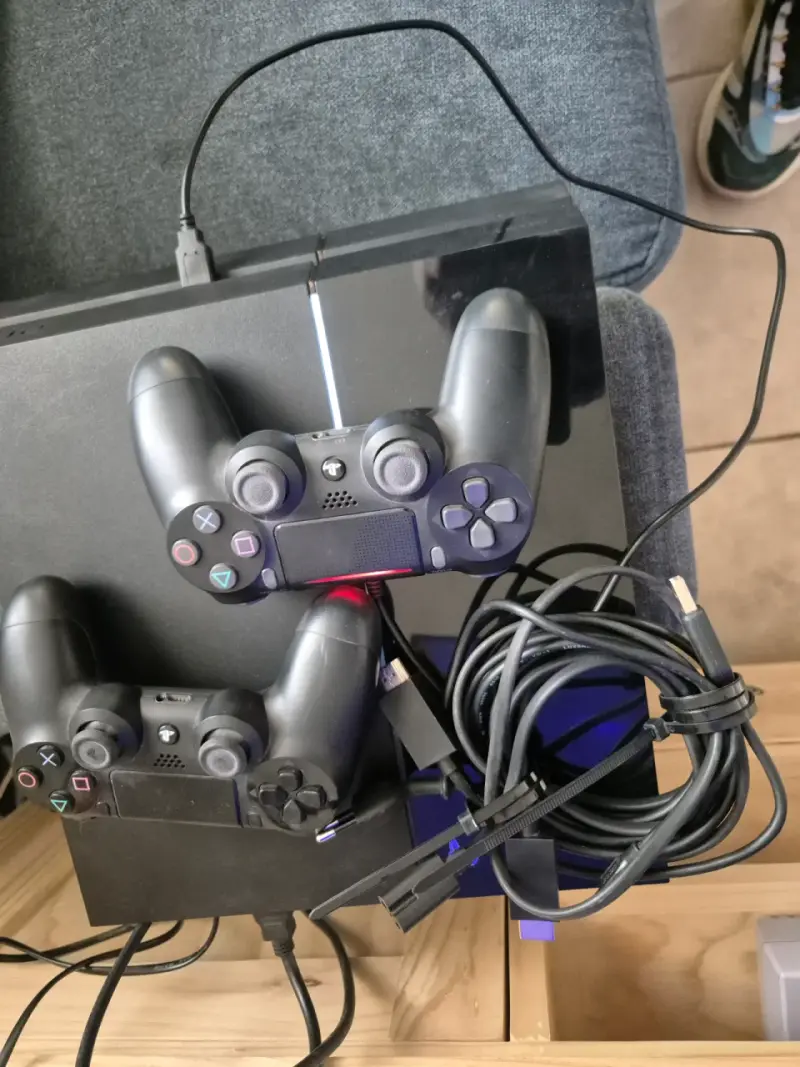Consola PlayStation 4 con dos controles - 2