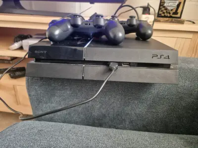 Consola PlayStation 4 con dos controles - miniatura 3