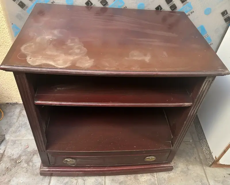 Mueble de madera con estantes y cajón